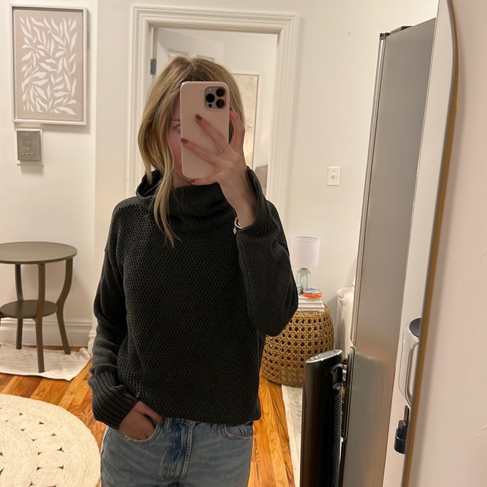 Cozy grey Athleta turtleneck 🖤